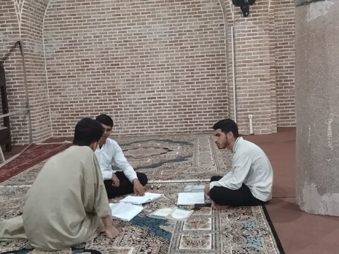 تصاویر/ حلقه های مباحثه ی علمی طلاب عزیز حوزه علمیه صادقیه تبریز