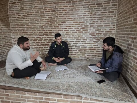 تصاویر/ حلقه های مباحثه ی علمی طلاب عزیز حوزه علمیه صادقیه تبریز