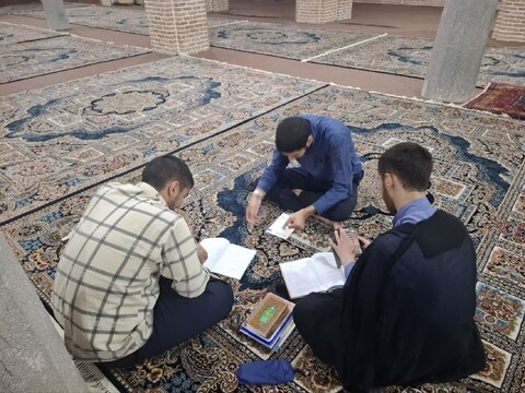 تصاویر/ حلقه های مباحثه ی علمی طلاب عزیز حوزه علمیه صادقیه تبریز