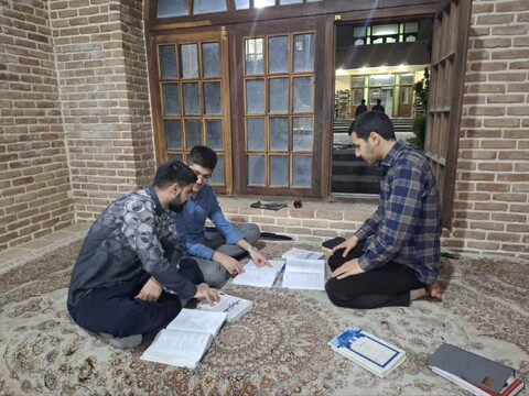 تصاویر/ حلقه های مباحثه ی علمی طلاب عزیز حوزه علمیه صادقیه تبریز