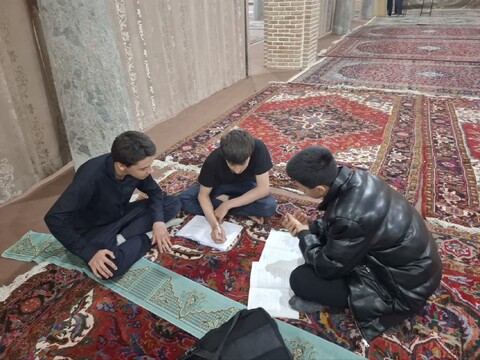 تصاویر/ حلقه های مباحثه ی علمی طلاب عزیز حوزه علمیه صادقیه تبریز