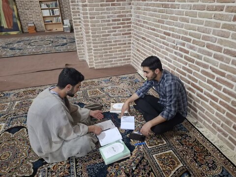 تصاویر/ حلقه های مباحثه ی علمی طلاب عزیز حوزه علمیه صادقیه تبریز