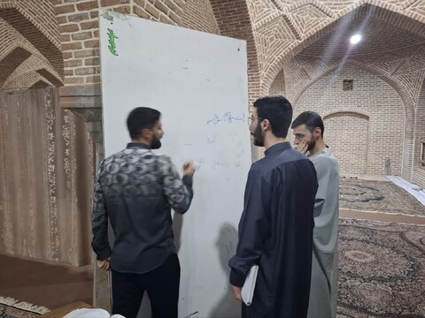 تصاویر/ حلقه های مباحثه ی علمی طلاب عزیز حوزه علمیه صادقیه تبریز