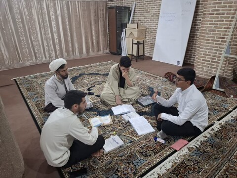 تصاویر/ حلقه های مباحثه ی علمی طلاب عزیز حوزه علمیه صادقیه تبریز