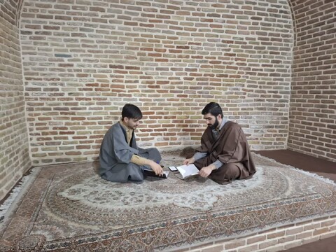 تصاویر/ حلقه های مباحثه ی علمی طلاب عزیز حوزه علمیه صادقیه تبریز