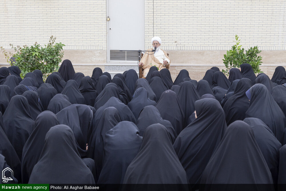 تصاویر/ حضور آیت الله ناصری در دبیرستان شهید مطهری به مناسبت روز دختر