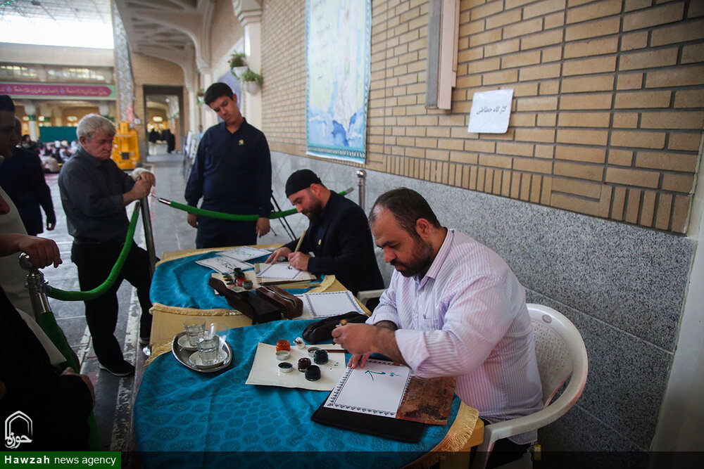 برپایی میز خطاطی اسامی و القاب حضرت فاطمه معصومه(س) در حرم بانوی کرامت