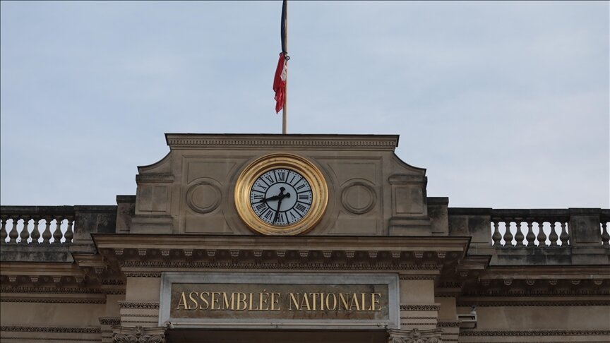 در یک اقدام نمایشی، پارلمان فرانسه به احترام مسلمان کشته شده در مسجد یک دقیقه سکوت کرد