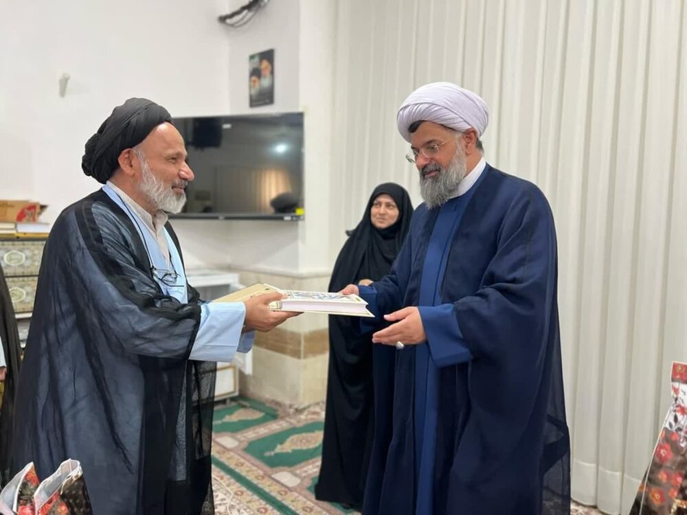 عالمان و معلمان با هدایت خود، بالاترین خدمت را به انسانیت می‌کنند+ عکس