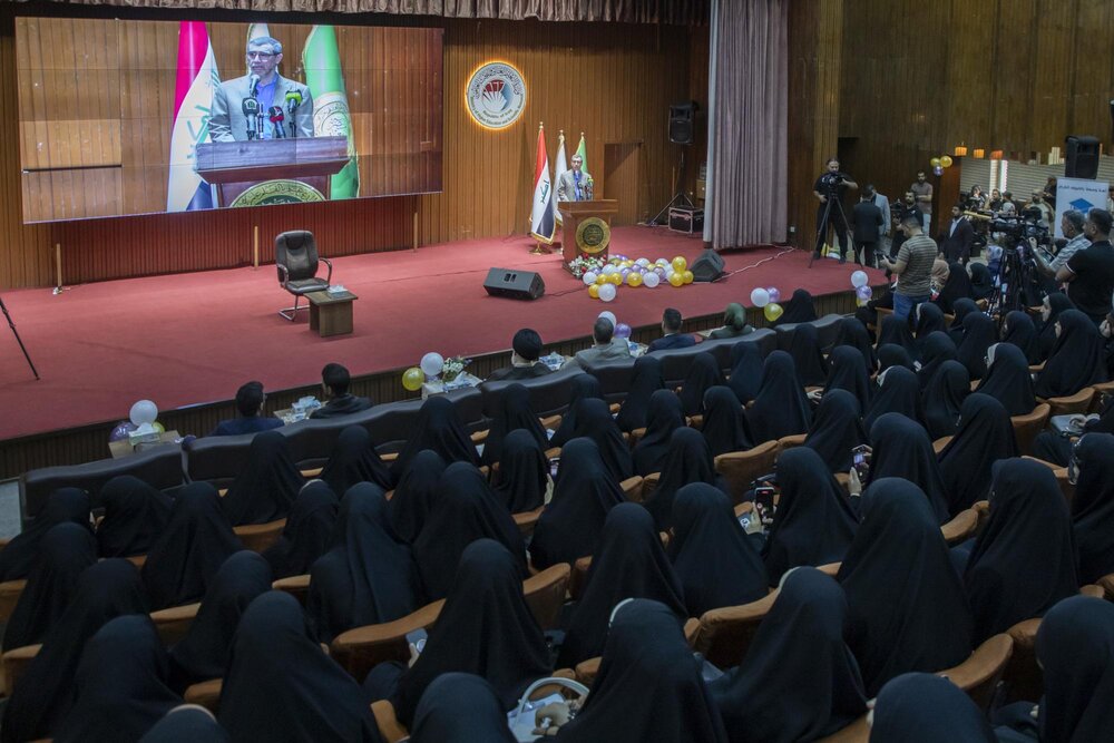 العتبة العباسية المقدسة تكرم أكثر من 650 طالبة مرتدية العباءة الزينبية في الجامعة المستنصرية