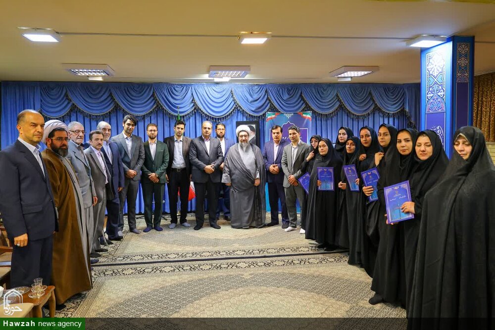 تصاویر | دیدار مدیرکل و معاونین آموزش و پرورش استان آذربایجان شرقی به همراه جمعی از معلمین نمونه استان با نماینده ولی فقیه