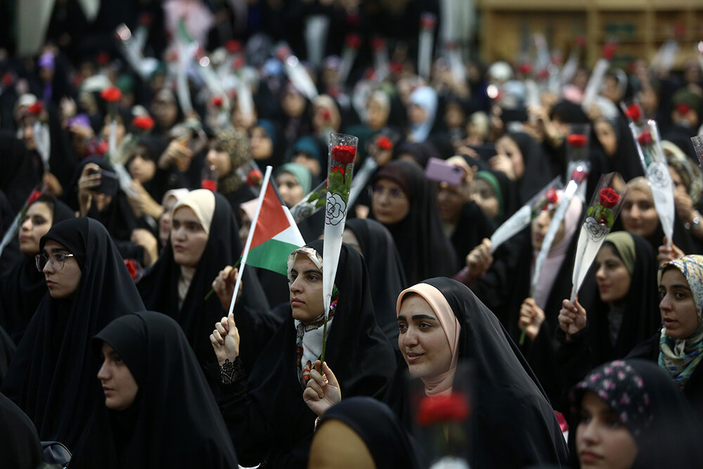 ادای احترام دانشجویان دختر به بانوی کرامت