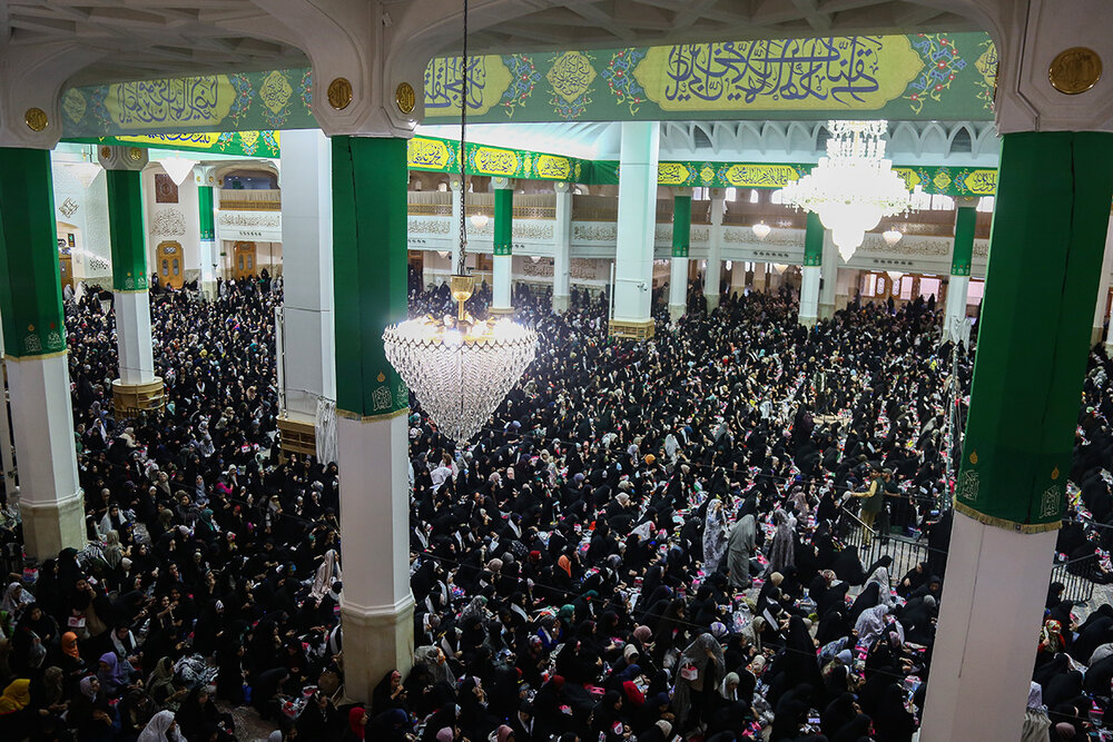 ادای احترام دانشجویان دختر به بانوی کرامت