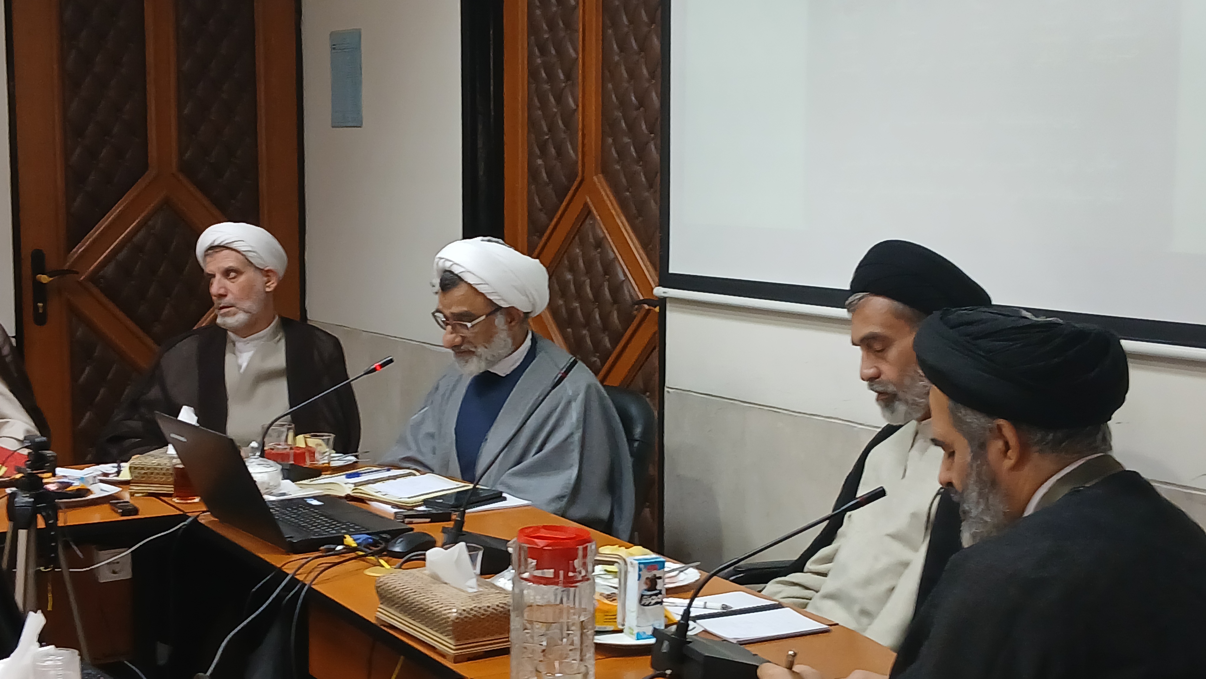 صیانت از روحانیت و مبارزه با انحرافات، از دغدغه‌های بنیادین رئیس‌جمهور شهید بود+ عکس