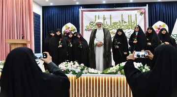 پدرانه پای صحبت طلاب خواهر در روز دختر