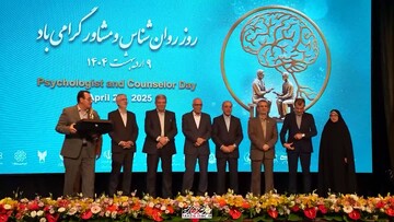 فیلم | تقدیر از  حجت الاسلام والمسلمین  عبدالوحید داوودی در آیین بزرگداشت روز روان‌شناس و مشاور