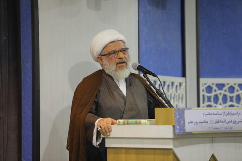 تصاویر / مراسم تجلیل از اساتید مجتمع آموزشی پژوهشی ائمه اطهار (ع) بمناسبت روز معلم