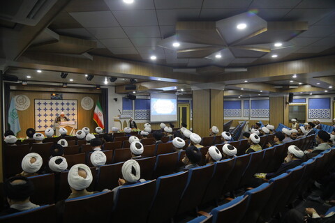 تصاویر / مراسم تجلیل از اساتید مجتمع آموزشی پژوهشی ائمه اطهار (ع) بمناسبت روز معلم