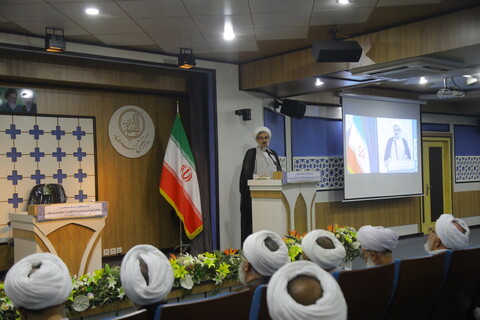 تصاویر / مراسم تجلیل از اساتید مجتمع آموزشی پژوهشی ائمه اطهار (ع) بمناسبت روز معلم