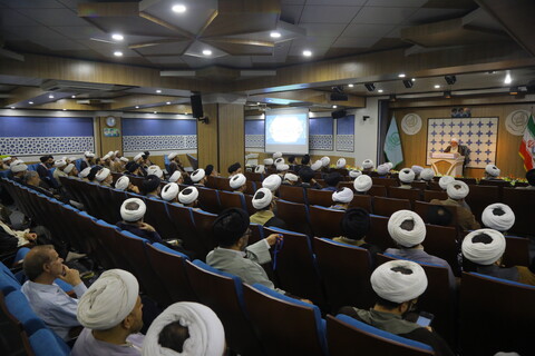 تصاویر / مراسم تجلیل از اساتید مجتمع آموزشی پژوهشی ائمه اطهار (ع) بمناسبت روز معلم