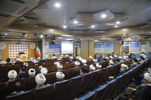 تصاویر / مراسم تجلیل از اساتید مجتمع آموزشی پژوهشی ائمه اطهار (ع) بمناسبت روز معلم