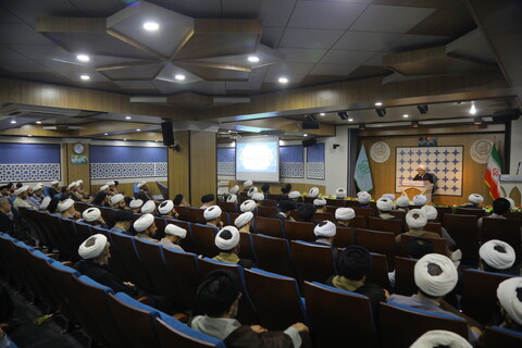 تصاویر / مراسم تجلیل از اساتید مجتمع آموزشی پژوهشی ائمه اطهار (ع) بمناسبت روز معلم