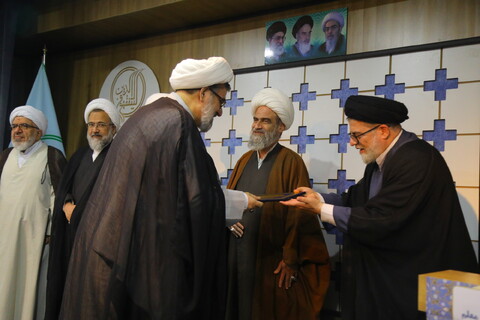 تصاویر / مراسم تجلیل از اساتید مجتمع آموزشی پژوهشی ائمه اطهار (ع) بمناسبت روز معلم