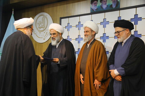 تصاویر / مراسم تجلیل از اساتید مجتمع آموزشی پژوهشی ائمه اطهار (ع) بمناسبت روز معلم