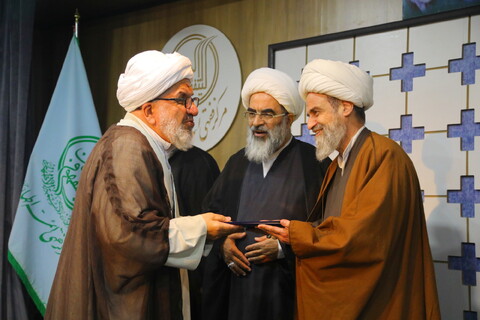 تصاویر / مراسم تجلیل از اساتید مجتمع آموزشی پژوهشی ائمه اطهار (ع) بمناسبت روز معلم