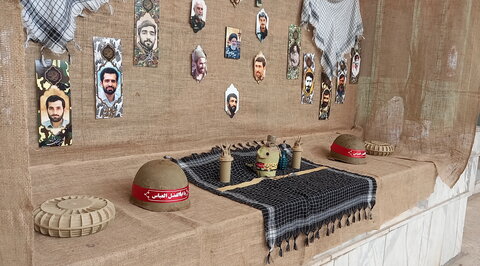 تصاویر/ برپایی یادمان شهدا در مدرسه علمیه آیت‌الله مدنی کاشانی(ره)