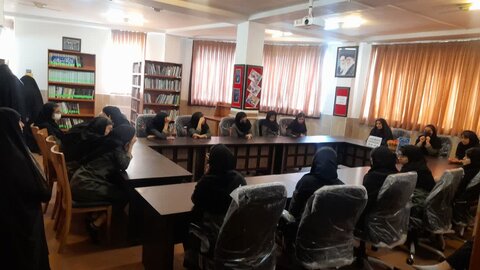 تصاویر/بازدید دانش آموزان متوسطه دوم مدرسه فردخت از مدرسه علمیه هاجر شهرستان خمین