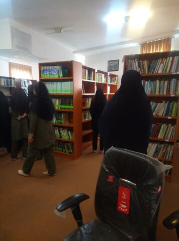 تصاویر/بازدید دانش آموزان متوسطه دوم مدرسه فردخت از مدرسه علمیه هاجر شهرستان خمین