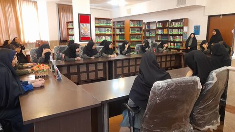 تصاویر/بازدید دانش آموزان متوسطه دوم مدرسه فردخت از مدرسه علمیه هاجر شهرستان خمین