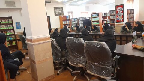 تصاویر/بازدید دانش آموزان متوسطه دوم مدرسه فردخت از مدرسه علمیه هاجر شهرستان خمین