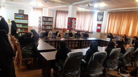 تصاویر/بازدید دانش آموزان متوسطه دوم مدرسه فردخت از مدرسه علمیه هاجر شهرستان خمین