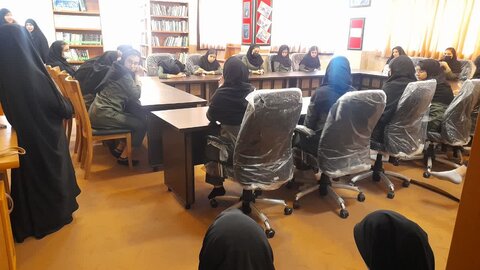 تصاویر/بازدید دانش آموزان متوسطه دوم مدرسه فردخت از مدرسه علمیه هاجر شهرستان خمین