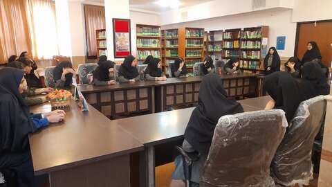 تصاویر/بازدید دانش آموزان متوسطه دوم مدرسه فردخت از مدرسه علمیه هاجر شهرستان خمین