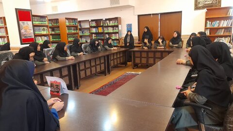 تصاویر/بازدید دانش آموزان متوسطه دوم مدرسه فردخت از مدرسه علمیه هاجر شهرستان خمین