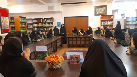 تصاویر/بازدید دانش آموزان متوسطه دوم مدرسه فردخت از مدرسه علمیه هاجر شهرستان خمین