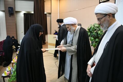 تصاویر| همایش تجلیل از اساتید حوزه علمیه خواهران فارس