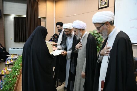 تصاویر| همایش تجلیل از اساتید حوزه علمیه خواهران فارس