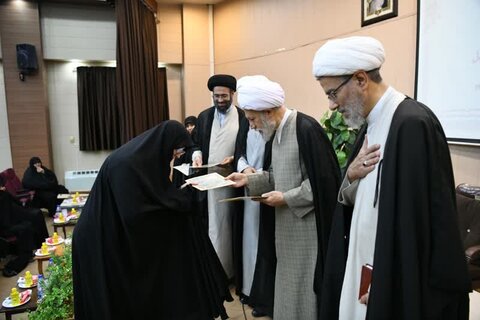 تصاویر| همایش تجلیل از اساتید حوزه علمیه خواهران فارس