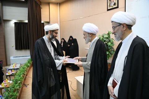 تصاویر| همایش تجلیل از اساتید حوزه علمیه خواهران فارس