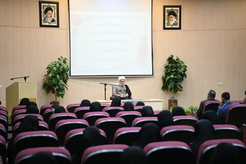 تصاویر| همایش تجلیل از اساتید حوزه علمیه خواهران فارس