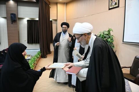 تصاویر| همایش تجلیل از اساتید حوزه علمیه خواهران فارس