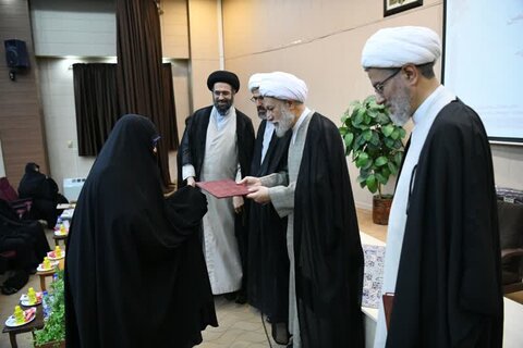 تصاویر| همایش تجلیل از اساتید حوزه علمیه خواهران فارس