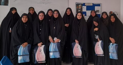 تصاویر/اهدای هدیه به طلاب مدرسه علمیه فاطمه الزهرا (س)ساوه به مناسبت روز دختر
