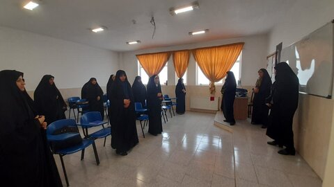 تصاویر/اهدای هدیه به طلاب مدرسه علمیه فاطمه الزهرا (س)ساوه به مناسبت روز دختر