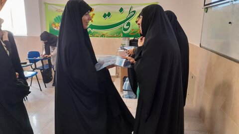 تصاویر/اهدای هدیه به طلاب مدرسه علمیه فاطمه الزهرا (س)ساوه به مناسبت روز دختر