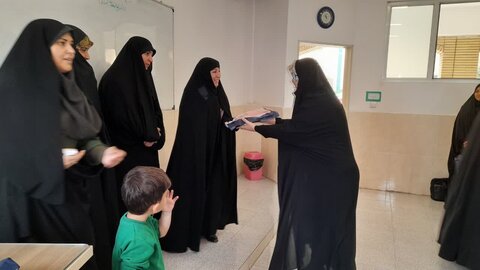 تصاویر/اهدای هدیه به طلاب مدرسه علمیه فاطمه الزهرا (س)ساوه به مناسبت روز دختر